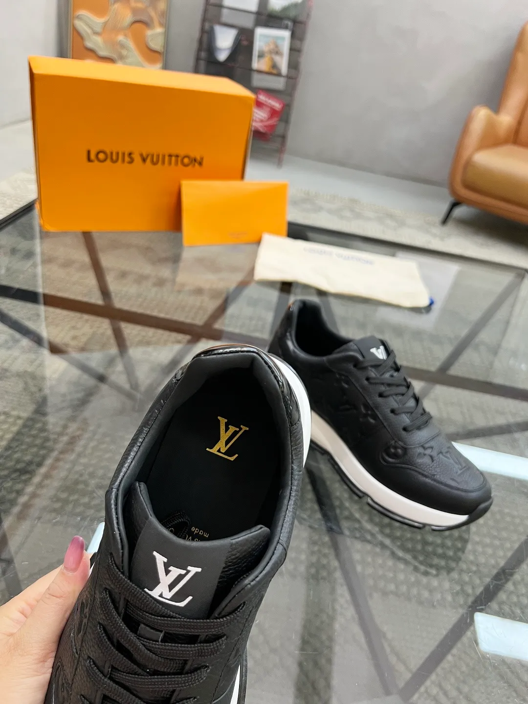 Factory price: 480💰LV🔍Top purchasing agent🇮🇹 Road Street God's new sneakers are coming and are available at counters simultaneously. Original factory configuration, original cowhide fabric imported from Italy, high-quality embossed splicing complex process, sports trendy person, imported water-dyed sheepskin lining, soles: Wang Yuan factory specially provides original soles, super comfortable, original factory single goods 🔍🔍High quality, you can enter and leave the counter at will, welcome to compare and synchronize with the counter, code number 38-44, customized 45